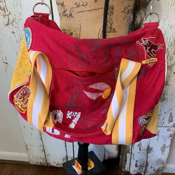 Universal Studios Wizarding World of Harry Potter Quidditch 07 Duffle Bag Red - Picture 2 of 13